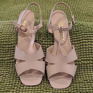 Daisy sz 9.5 sandals, low heel